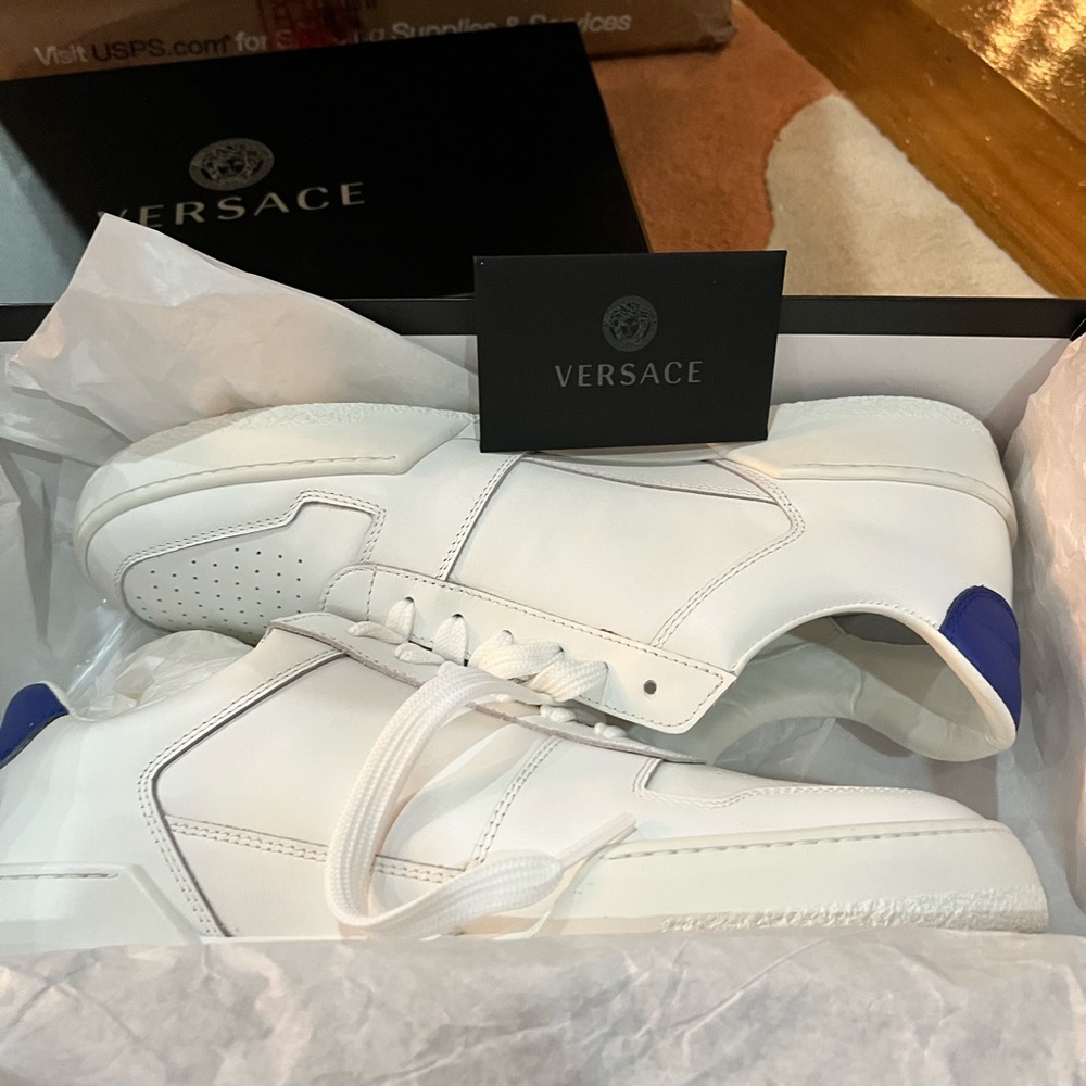 NWT Versace mens sneakers size 43. The perfect addition to anyones closet.